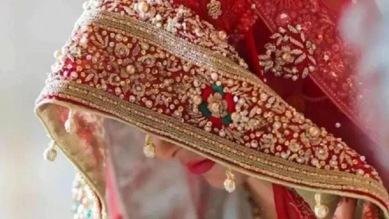 दूल्हे संग जा रही थी दुल्हनिया, तभी रास्ते में आ धमका आशिक, कंधे पर रखा हाथ और…