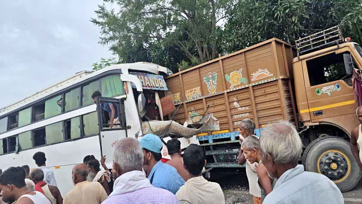सुपौल :  तेज रफ्तार बस खड़े ट्रक से टकराई, 20 यात्री घायल, 7 की हालत गंभीर