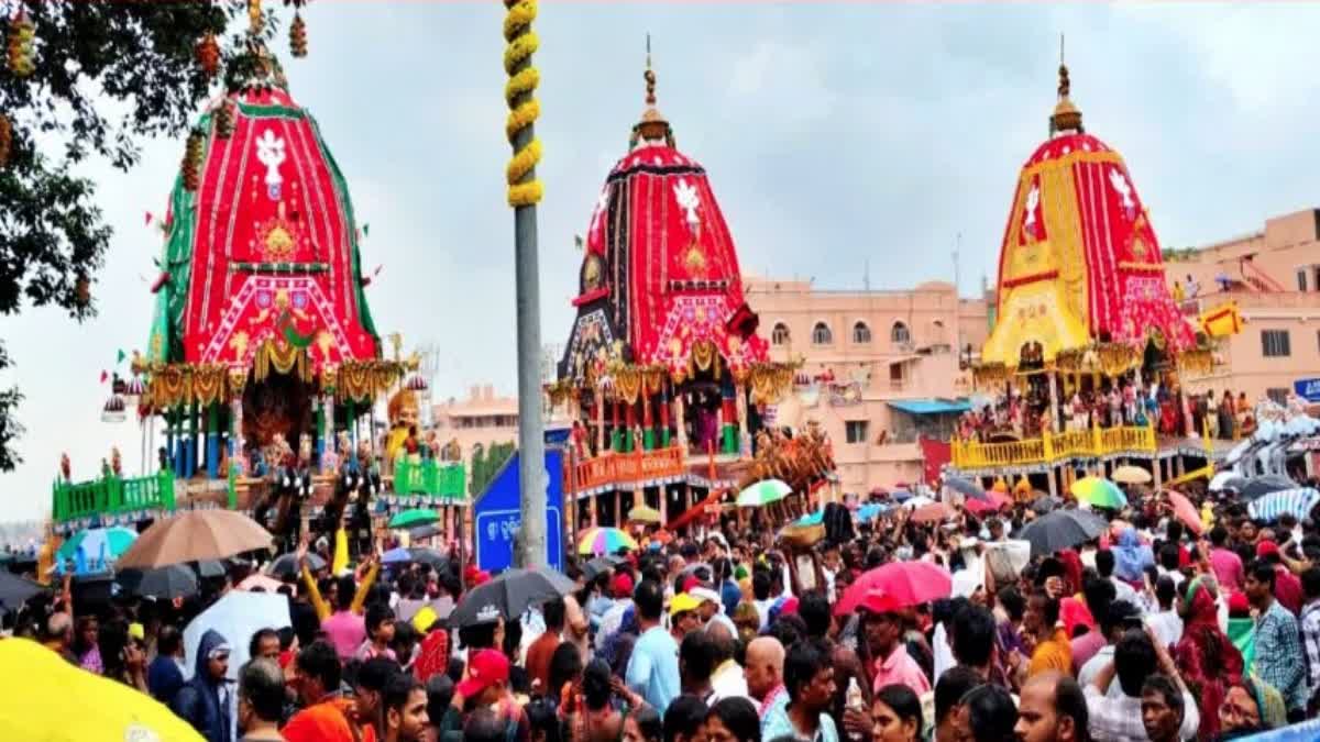 पुरी रथयात्रा भगदड़ : दो अफसर सस्पेंड, डीएम-एसपी का ट्रांसफर, 25 लाख की मदद की घोषणा