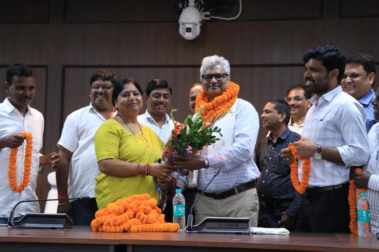 झारखंड विधानसभा सचिवालय : सेवानिवृत्ति पर विदाई समारोह, लेकिन कर्मचारियों ने जताई राहत