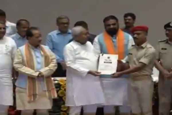 CM नीतीश ने 21,391 नवनियुक्त पुलिसकर्मियों को सौंपे नियुक्ति पत्र